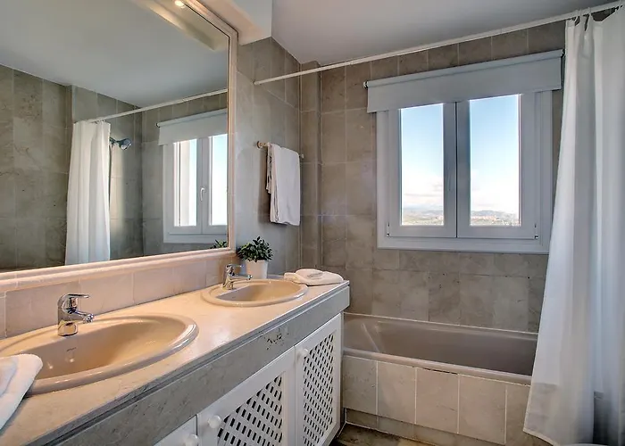 Sunny Golf إِستيبونا